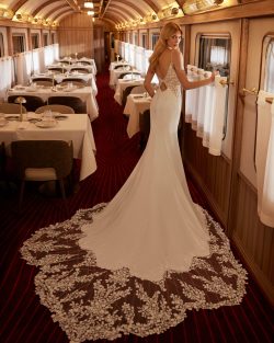 Modelo Vandra - Vestido de novia largo, de corte sirena y estilo sexy, elaborado con crepé enriquecido con encaje y pedrería. Se completa con un escote en V y una espalda escotada. Un outfit de ensueño Aire Barcelona. Tiendas de vestidos de novia en Toledo el clavel