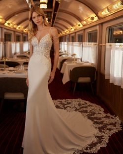 Modelo Vandra - Vestido de novia largo, de corte sirena y estilo sexy, elaborado con crepé enriquecido con encaje y pedrería. Se completa con un escote en V y una espalda escotada. Un outfit de ensueño Aire Barcelona. Tiendas de vestidos de novia en Toledo el clavel