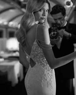 El Clavel Toledo vestidos de novia Modelo Vandra - Vestido de novia largo, de corte sirena y estilo sexy, elaborado con crepé enriquecido con encaje y pedrería. Se completa con un escote en V y una espalda escotada. Un outfit de ensueño Aire Barcelona. Tiendas de vestidos de novia en Toledo el clavel y trajes de novio