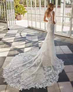 Modelo Vaveri - Vestido de novia largo, de corte sirena y estilo romántico, confeccionado en encaje. Se completa con un escote en V, una espalda abierta y tirantes con plumas. Un modelo de ensueño Aire Barcelona.. Tiendas de vestidos de novia en Toledo el clavel