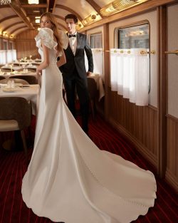 Modelo Violeta - Vestido de novia largo, de corte sirena y estilo elegante, elaborado con mikado elástico. Presenta un escote en V, una espalda abierta y manga con volantes. Un exclusivo modelo Aire Barcelona. tiendas de vestidosd e novia en Toledo El Clavel