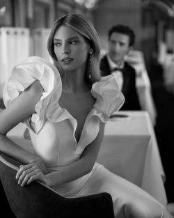 Modelo Violeta - Vestido de novia largo, de corte sirena y estilo elegante, elaborado con mikado elástico. Presenta un escote en V, una espalda abierta y manga con volantes. Un exclusivo modelo Aire Barcelona. tiendas de vestidosd e novia en Toledo cita en El Clavel