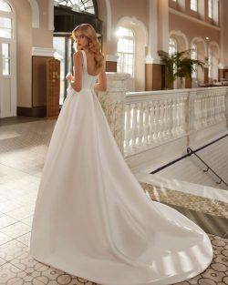 Modelo Viona - Vestido de novia largo, con silueta en línea A y estilo clásico, confeccionado en mikado. Descubre un escote de pico, una espalda cuadrada y una falda con abertura delantera. Un exclusivo modelo Aire Barcelona. tiendas de vestidos de novia en Toledo