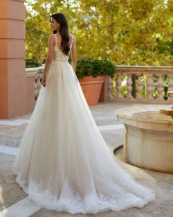Modelo Inara - Vestido de novia largo, con silueta en línea A y estilo romántico, confeccionado en encaje y falda en tul. Se completa con un escote cuadrado, una espalda abotonada y tirantes. Tiendas de vestidos de Novia en Toledo , El Clavel