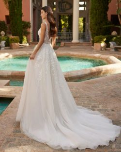 Modelo Inelly - Vestido de novia largo, con silueta en línea A y estilo romántico, confeccionada en encaje combinado con tul. Deslumbra con un escote profundo, una espalda abotonada y tirantes con mangas extraíbles. Tiendas de vestidos de novia en Toledo el clavel