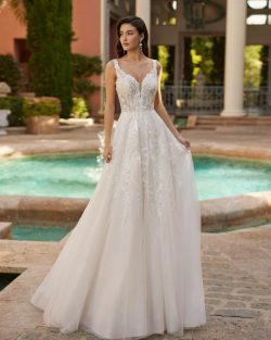 Modelo Inelly - Vestido de novia largo, con silueta en línea A y estilo romántico, confeccionada en encaje combinado con tul. Deslumbra con un escote profundo, una espalda abotonada y tirantes con mangas extraíbles. Tiendas de vestidos de novia en Toledo el clavel