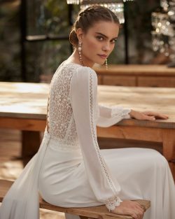 Modelo Ulinda - Vestido de novia de dos piezas largo y estilo romántico. Confeccionado en georgette. Con escote pico, espalda con abertura, manga larga Look Aire Barcelona para fiestas y eventos. Tiendas de vestidos de novia en Toledo el clavel