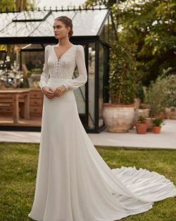 Modelo Ulinda - Vestido de novia de dos piezas largo y estilo romántico. Confeccionado en georgette. Con escote pico, espalda con abertura, manga larga Look Aire Barcelona para fiestas y eventos. Tiendas de vestidos de novia en Toledo el clavel
