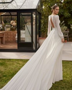 Modelo Ulinda - Vestido de novia de dos piezas largo y estilo romántico. Confeccionado en georgette. Con escote pico, espalda con abertura, manga larga Look Aire Barcelona para fiestas y eventos. Tiendas de vestidos de novia en Toledo el clavel